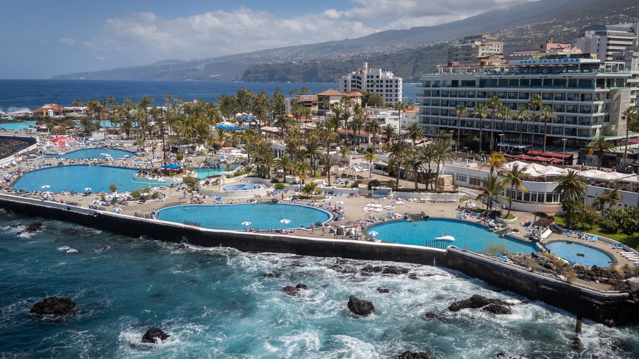 free photo of vista aerea de las piscinas frente a la playa en puerto de la cruz